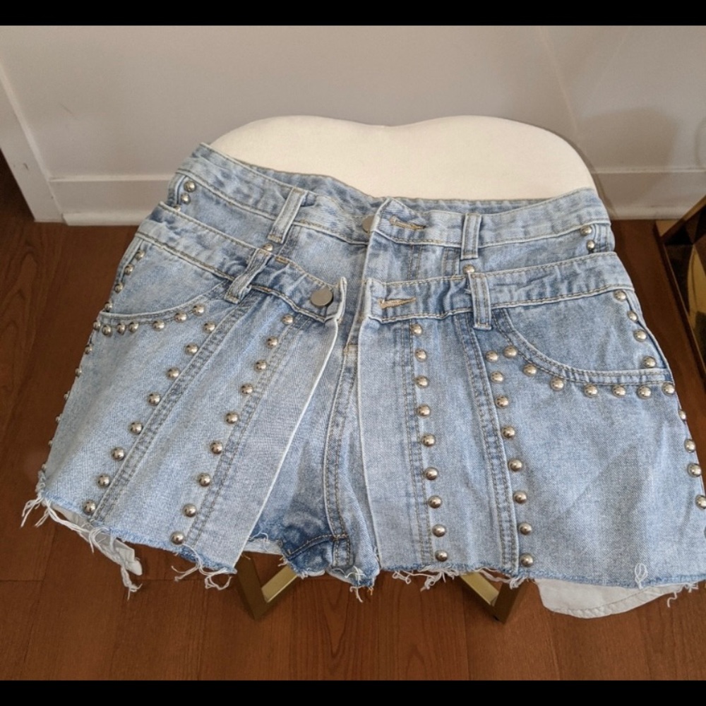 STUDDED DENIM SHORTS - Picture 3 of 4